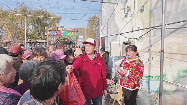 芝人堂蘑力庄园免费发放首茬灵芝菇，与当地村民共享健康成果